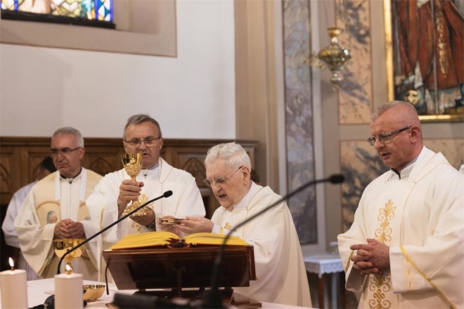 Mons. Franjo Prstec u rodnoj župi Varaždinske Toplice proslavio dijamantnu misu